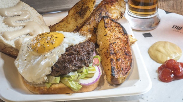 המבורגר דלישס (צילום: אנטולי מיכאלו)