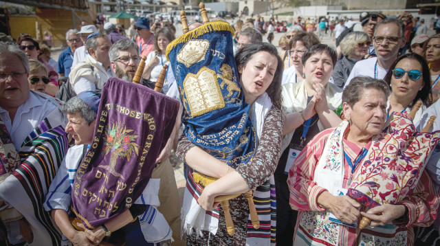 תפילה של רפורמים וקונסרבטיבים בכותל (צילום: יונתן זינדל, פלאש 90)