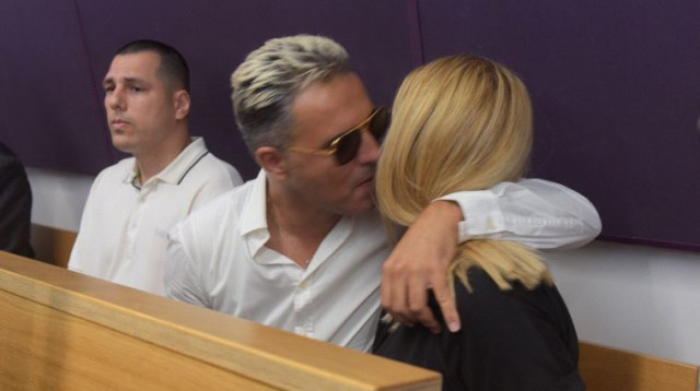 קובי פרץ ורעייתו על ספסל הנאשמים  (צילום: אבשלום ששוני)