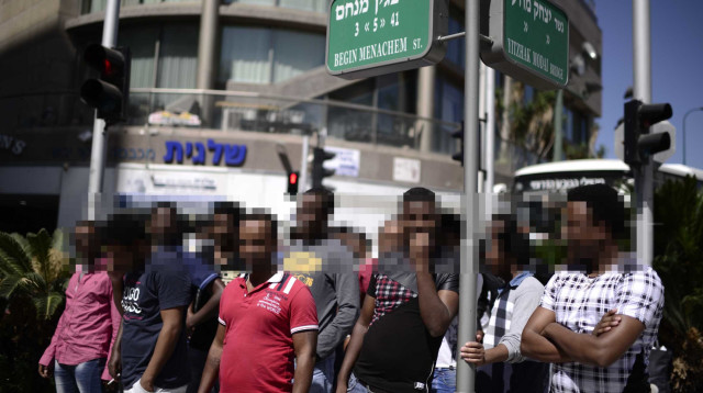 עובדים זרים בדרום תל אביב (צילום: תומר נויברג, פלאש 90)