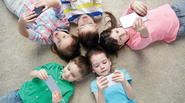 ילדים משחקים באייפון, אילוסטרציה (צילום: אינג אימג')
