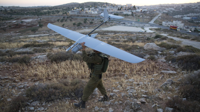 לוחם צה"ל מחזיק מזל"ט מסוג רוכב שמיים (צילום: יונתן זינדל, פלאש 90)
