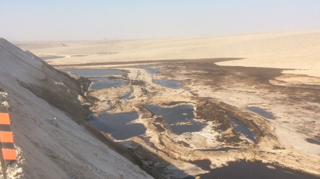 זרימת שפכים חומציים, נחל אשלים (צילום: עודד נצר, המשרד להגנת הסביבה)