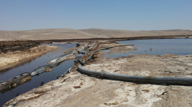 זרימת שפכים חומציים, נחל אשלים (צילום: המשרד להגנת הסביבה)