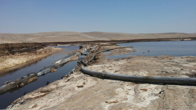 דליפת שפכים בנחל אשלים (צילום: המשרד להגנת הסביבה)