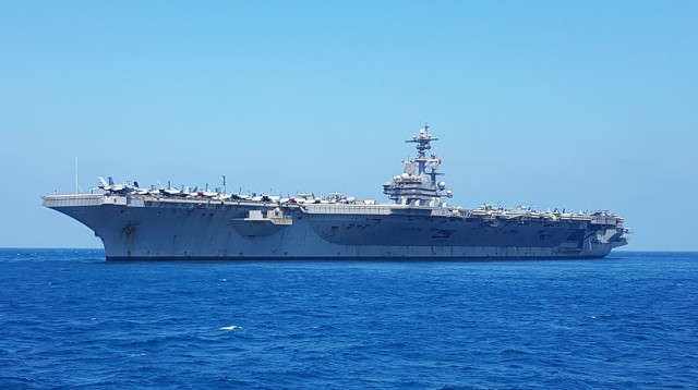נושאת המטוסים בוש עוגנת לחופי ישראל (צילום: ג'ו לוצ'יאנו)