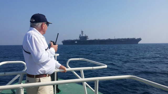 נושאת המטוסים בוש עוגנת לחופי ישראל (צילום: ג'ו לוצ'יאנו)