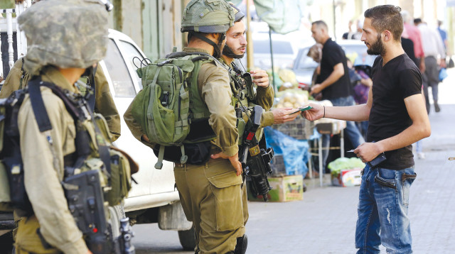 לוחמי צה"ל ופלסטיני בחברון (צילום: פלאש 90)