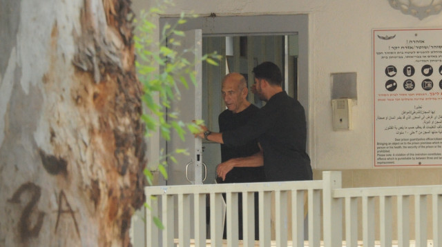 אהוד אולמרט משתחרר מהכלא (צילום: אבשלום ששוני)