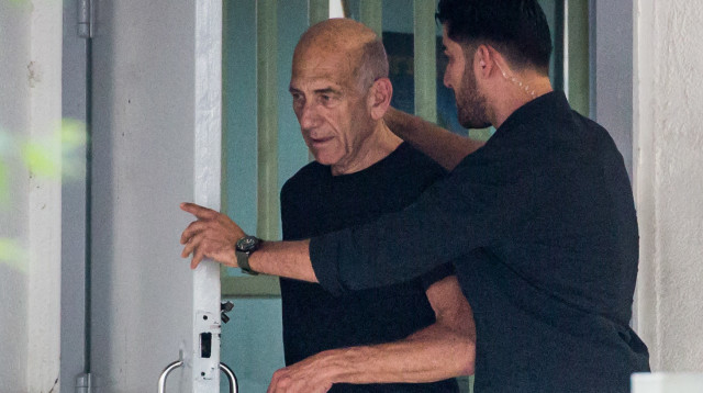 אהוד אולמרט משתחרר מהכלא (צילום: הדס פרוש , פלאש 90)
