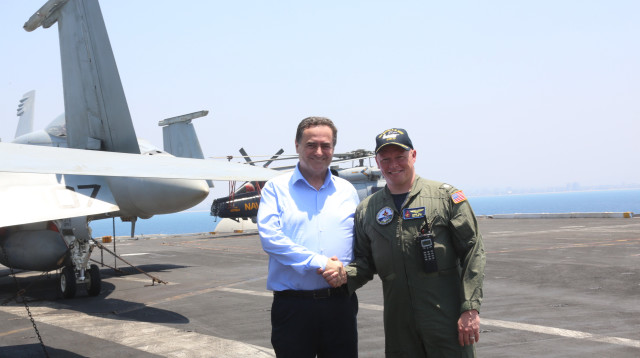 השר כץ עם קצין אמריקאי (צילום: דוברות משרד התחבורה)