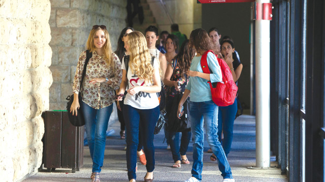 סטודנטיות באוניברסיטה העברית, למצולמות אין קשר לידיעה (צילום: יונתן זינדל, פלאש 90)