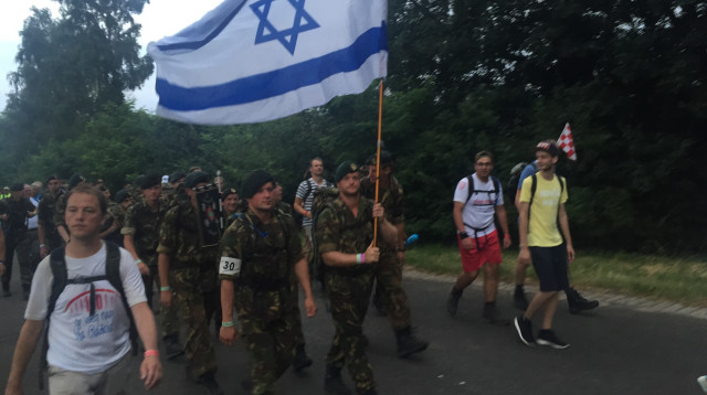 חיילים עם דגל ישראל בצעדת ארבעת הימים (צילום: צילום פרטי)