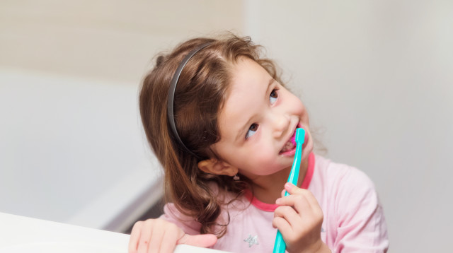 ילדה מצחצחת שיניים, צילום אילוסטרציה (צילום: istockphoto)