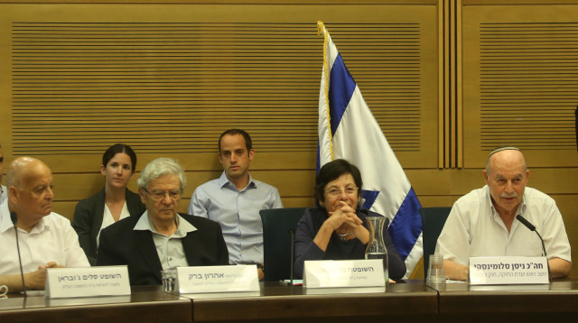 מרים נאור ואהרון ברק בדיון בכנסת בשיטת הסניוריטי (צילום: מרק ישראל סלם)