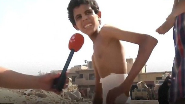 ילד פצוע מחולץ במוסול (צילום: רויטרס)