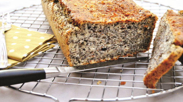 עוגת פרג ותפוחים (צילום: פסקל פרץ רובין)