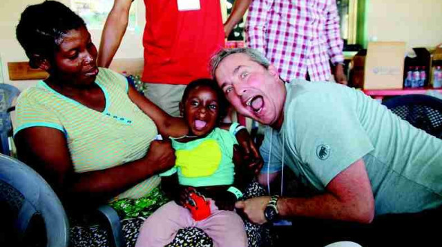 רופא מרמב"ם עם ילדה מטופלת בגאנה (צילום: דוברות רמב"ם)