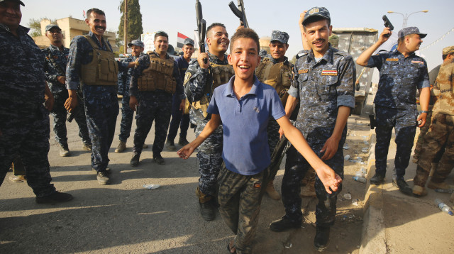 תושבים וחיילים בעיראק חוגגים את שחרור מוסול (צילום: AFP)