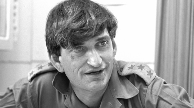 אלוף אביגדור בן–גל (ינוש) ז"ל (צילום: בני הדר, "במחנה" באדיבות ארכיון צה"ל במשרד הביטחון ו"במחנה")