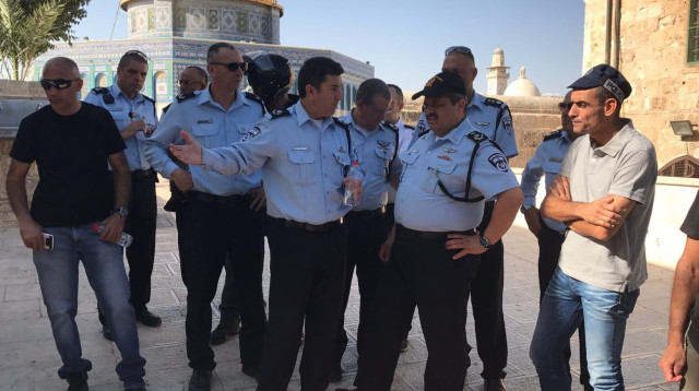 המפכ"ל רוני אלשיך בביקור בזירת הפיגוע בהר הבית (צילום: דוברות המשטרה)