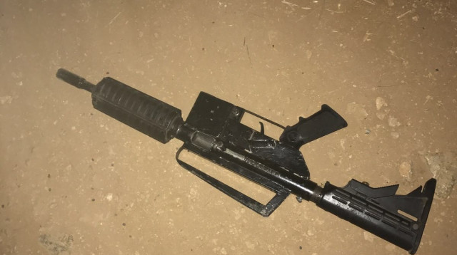 הנשק אותו שלף המחבל לעבר הכוחות (צילום: דוברות המשטרה)