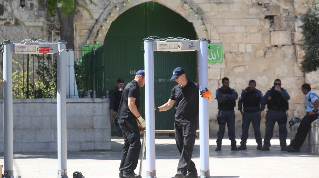 הצבת מגנומטרים בכניסות להר הבית (צילום: מרק ישראל סלם)