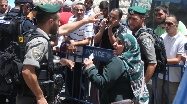 מתפללים מסרבים לעבור בדיקה בכניסה להר הבית (צילום: מרק ישראל סלם)