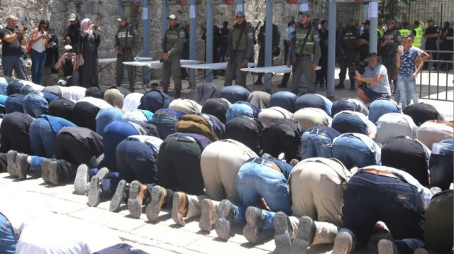 מתפללים מוחים על האבטחה, הר הבית (צילום: מרק ישראל סלם)