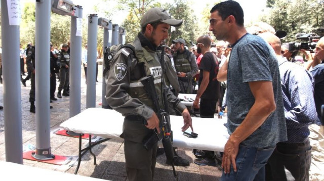 מתפלל עובר בידוק ביטחוני בהר הבית (צילום: מרק ישראל סלם)