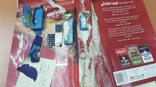 הספר באמצעותו ניסו להבריח טלפונים סלולריים (צילום: דוברות שב"ס)