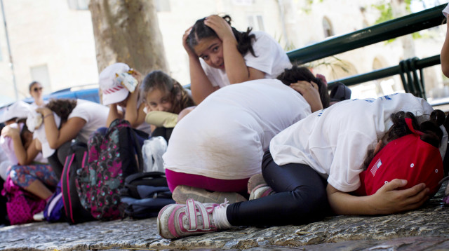 ילדים משתטחים בזמן אזעקה (צילום: שרה שומן, פלאש 90)