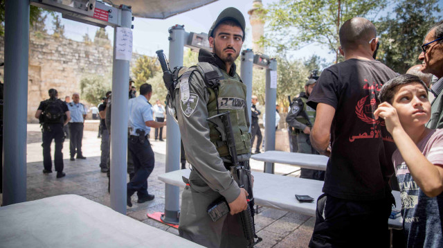 מגנומטרים בכניסה להר הבית (צילום: יונתן זינדל, פלאש 90)