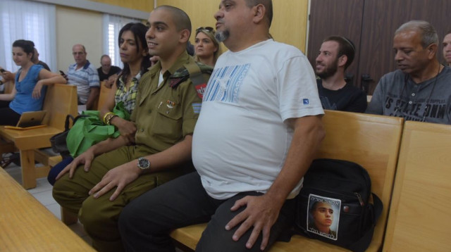 צ'רלי אזריה ותיק המוקדש לבנו (צילום: אבשלום ששוני)