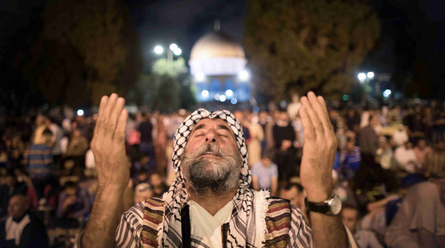 מתפללים ליד מסגד אל אקצא (צילום: אפיף אמירה, פלאש 90)