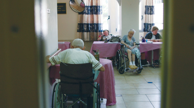 קשישים בבית אבות, אילוסטרציה (צילום: אנה קפלן, פלאש 90)
