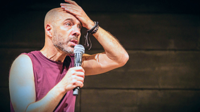 דרור קרן בהצגה "סוס אחד נכנס לבר" (צילום: ז'ראר אלון, יח"צ)