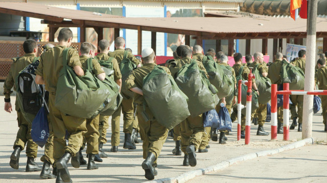 גיוס חיילים בבקו"ם (צילום: אלי דסה)