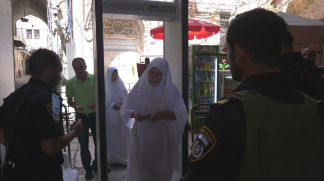 מתפללים עוברים במגנומטרים בהר הבית (צילום: דוברות המשטרה)