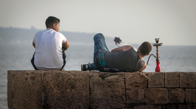 ערים מעשנים בעכו, למצולמים אין קשר לנאמר (צילום: ז'אק וואז׳סגראס, פלאש 90)