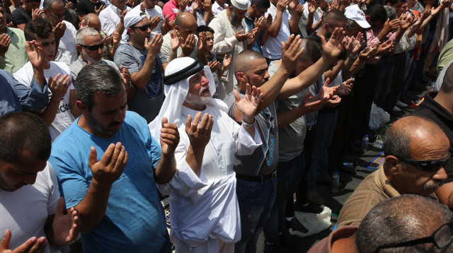 מוסלמים מתפללים מחוץ לשער שכם (צילום: מרק ישראל סלם)