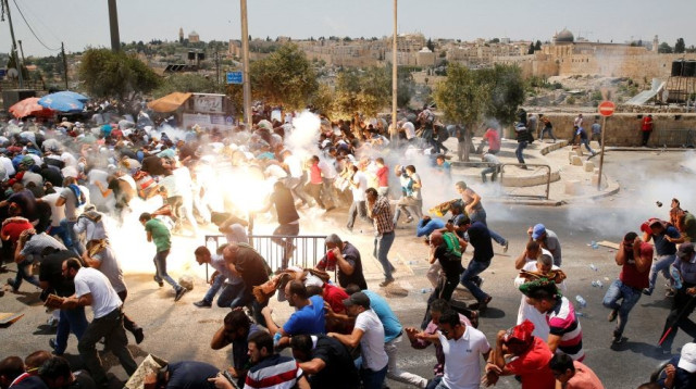 עימותים בין מתפללים לשוטרים סמוך לשער האריות (צילום: רויטרס)