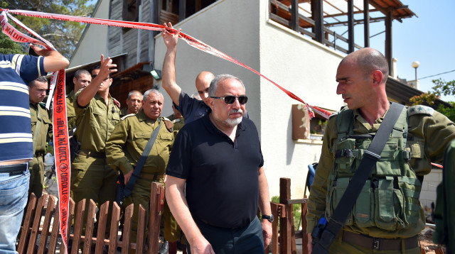 שר הביטחון ליברמן והרמטכ"ל איזנקוט בזירת הפיגוע בחלמיש (צילום: אריאל חרמוני, משרד הביטחון)