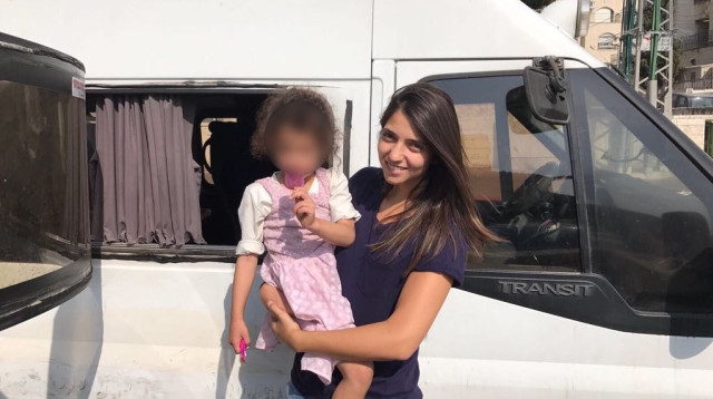 הילדה שנשכחה ברכב הסעות בירושלים (צילום: דוברות המשטרה)