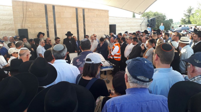 הלוויית הנרצחים בפיגוע בחלמיש (צילום: דוברות עיריית אלעד)