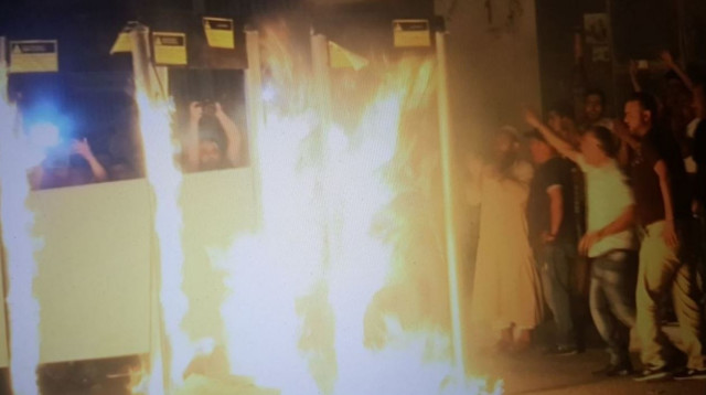 תמונה שמפיצים הפלסטינים - שריפת "מגנומטרים" בבית לחם (צילום: התקשורת הערבית)