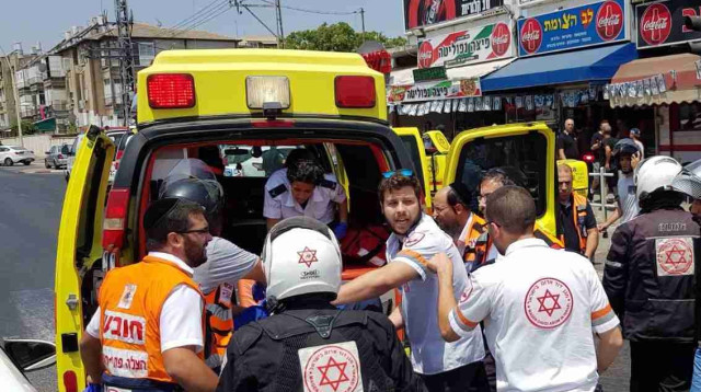 ניידת מד"א בפיגוע בפתח תקווה (צילום: מד"א)