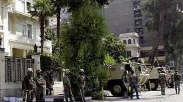 שגרירות ישראל בקהיר שעות לאחר המתקפה (צילום: AFP)