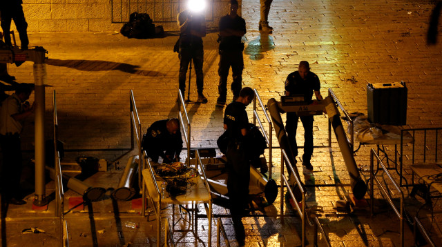 הסרת המגנומטרים בעיר העתיקה (צילום: רויטרס)