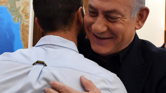 ראש הממשלה בנימין נתניהו מחבק את המאבטח זיו (צילום: חיים צח, לע"מ)